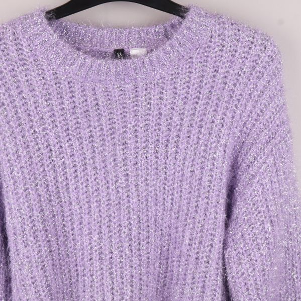 Närbild lila tröjas överdel