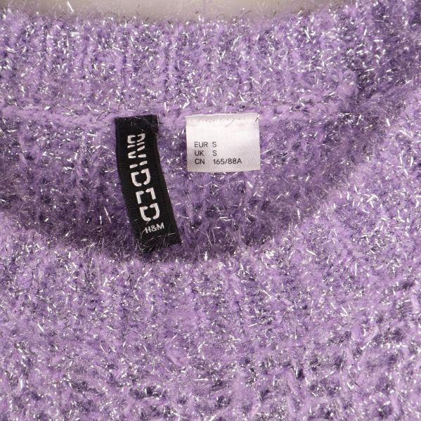 Etikett på lila tröja med storlek S