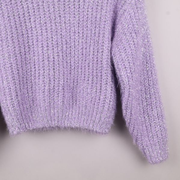 Lila tröjas nederdel och ärm nära