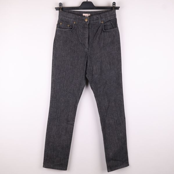 Framsida av grå jeans 