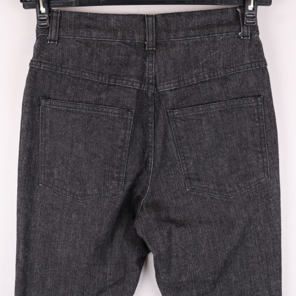 Närbild bakfickor på grå jeans