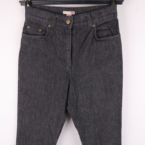 Övre del av grå jeans med knappar