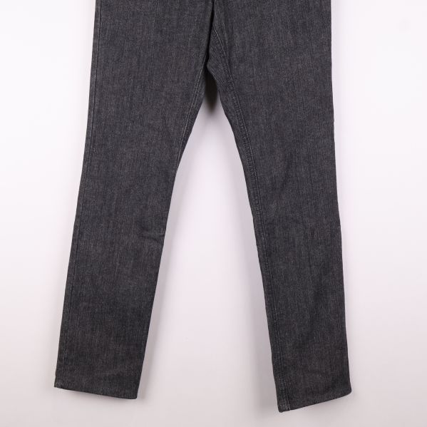 Ben av grå jeans, hela längden