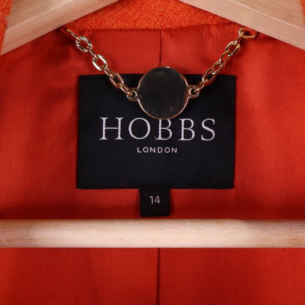 Hobbs London etikett i orange kappa
