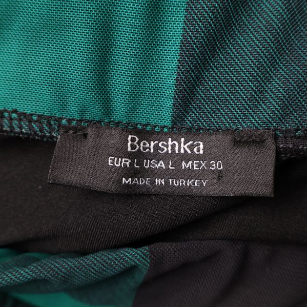 Bershka etikett med storlek och tillverkningsland