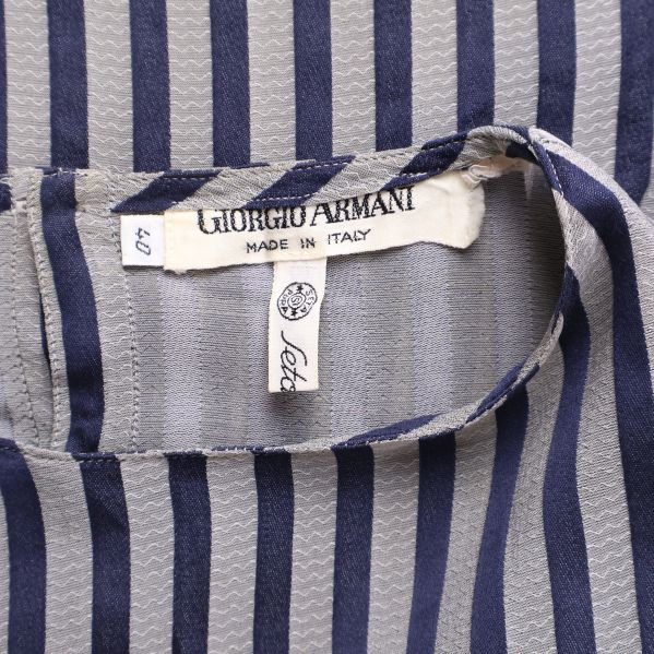 Närbild av Giorgio Armani etikett