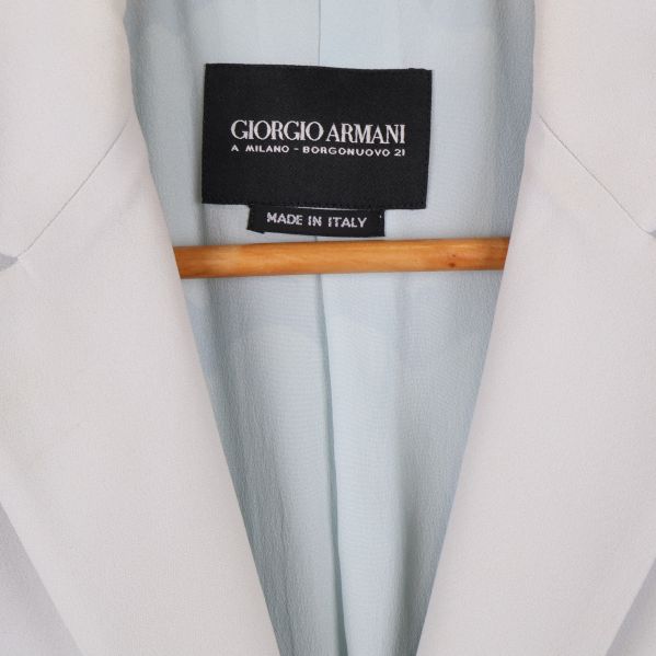 Närbild av märket Giorgio Armani
