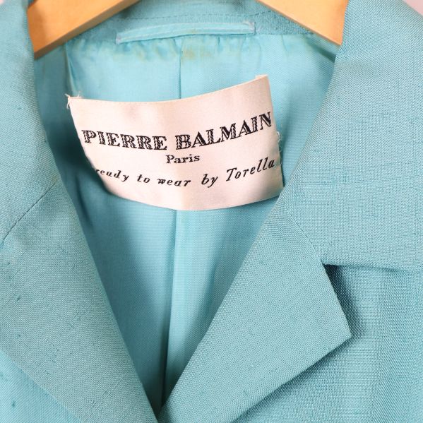 Etikett med märket Pierre Balmain