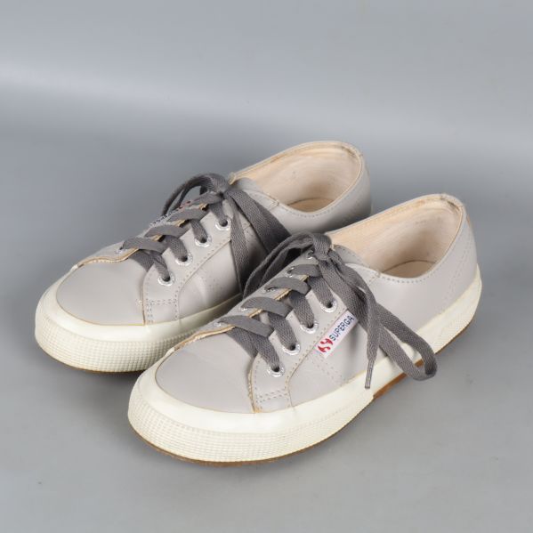 Grå sneakers med grå snören