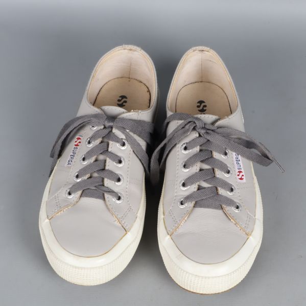 Grå sneakers framifrån