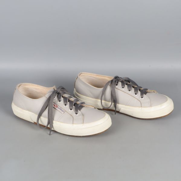 Grå sneakers från sidan