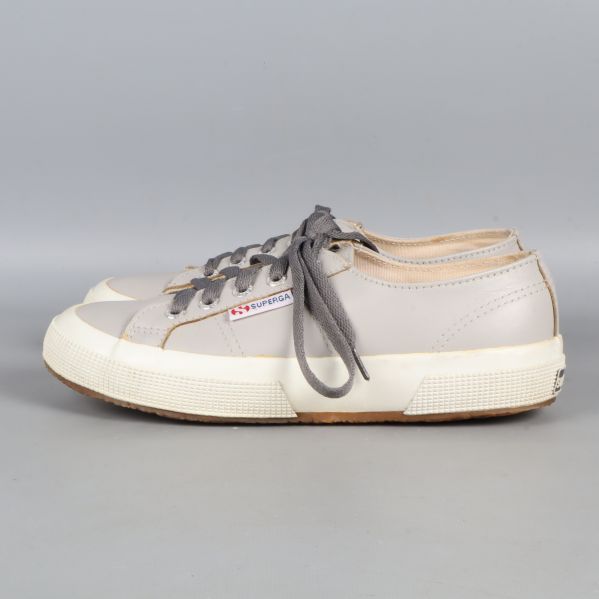 Grå sneakers från sidan