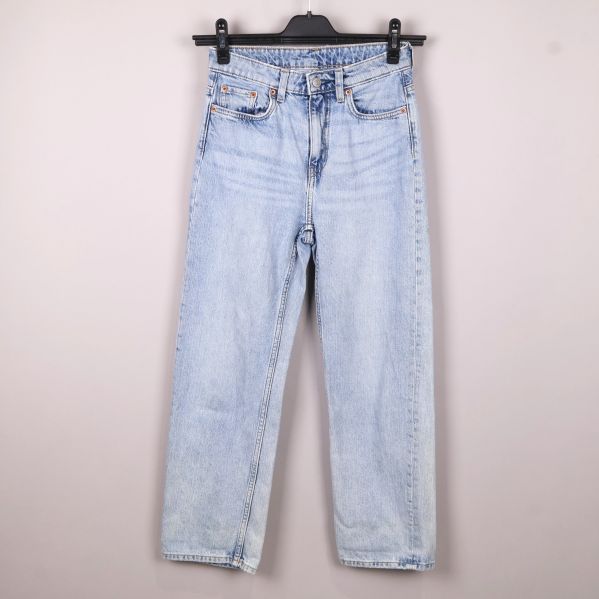 Framsidan av ljusblå jeans med raka ben