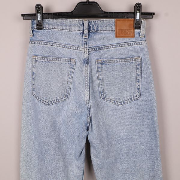 Detalj av bakfickor och märkesetikett på jeans
