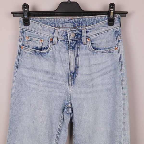 Framsidan av jeans nära midjan och fickor