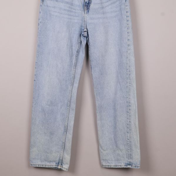 Detalj av benavslut på ljusblå jeans