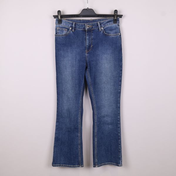Framsida av blå jeans 