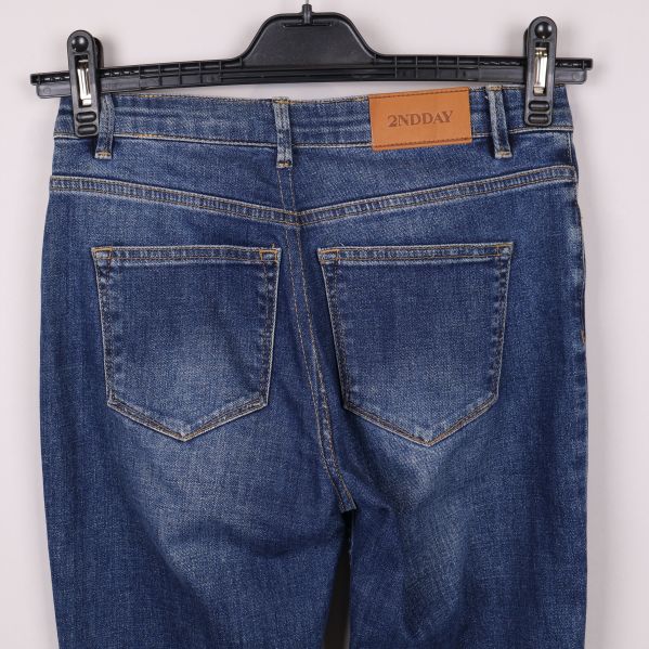 Närbild på jeans bakfickor