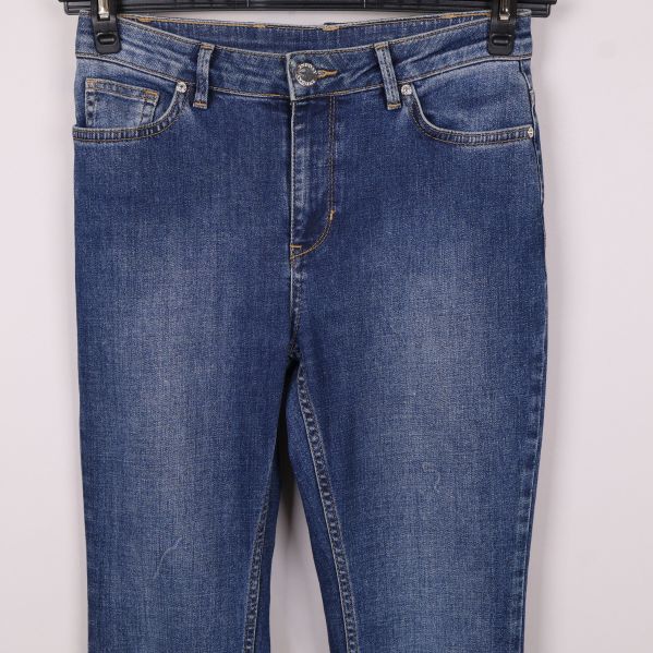 Närbild på jeans framfickor och knäppning