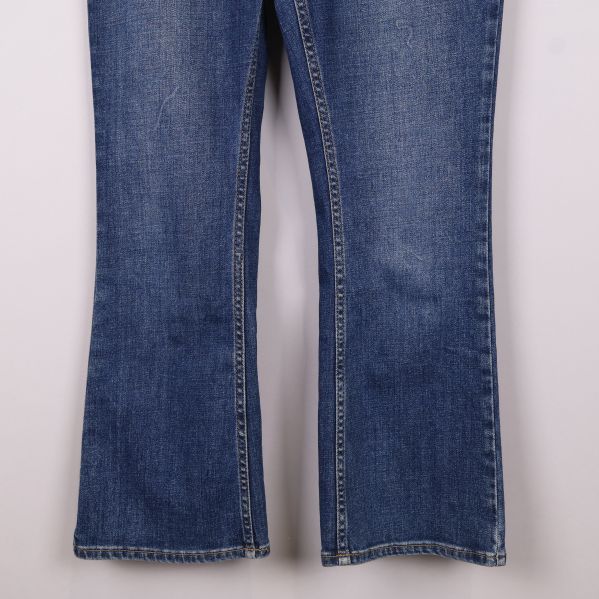 Närbild på jeans benavslut