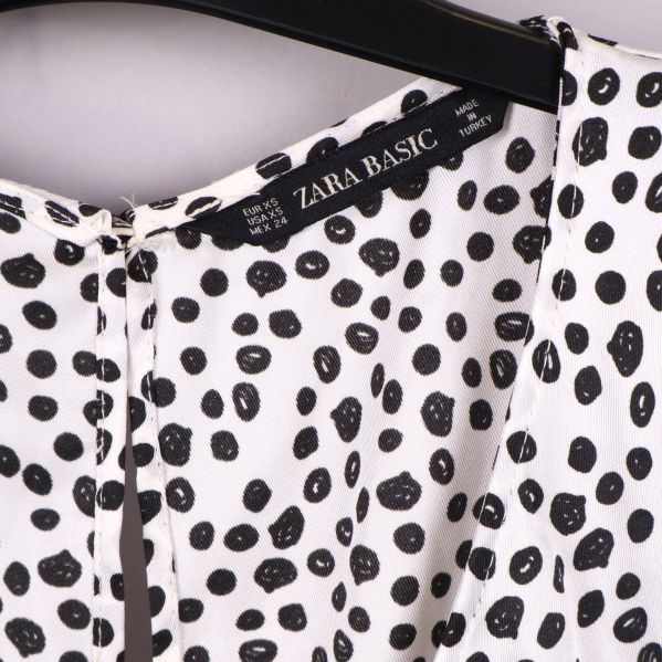 Närbild av Zara Basic etikett på klänning