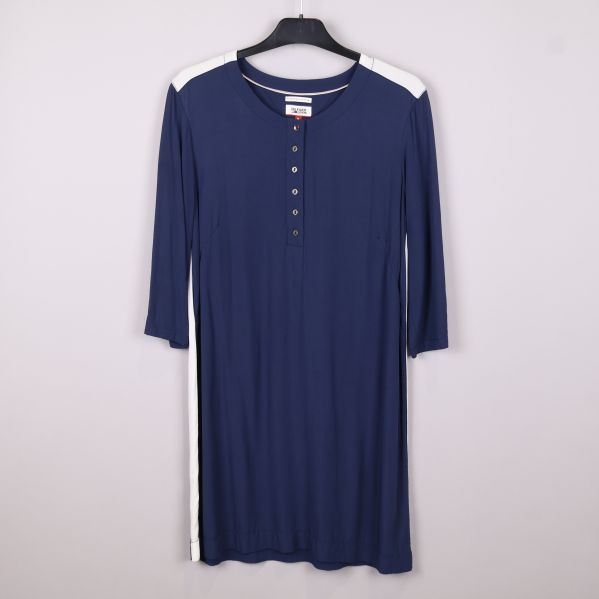 Framsidan av blå klänning 