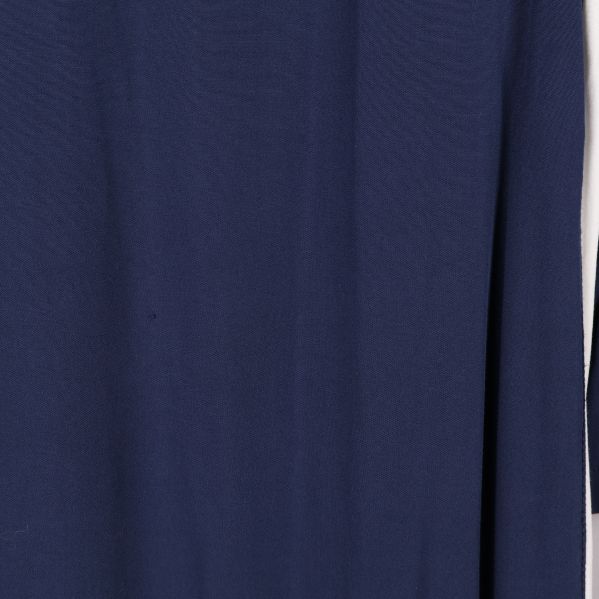 Närbild av klänningens blå tyg