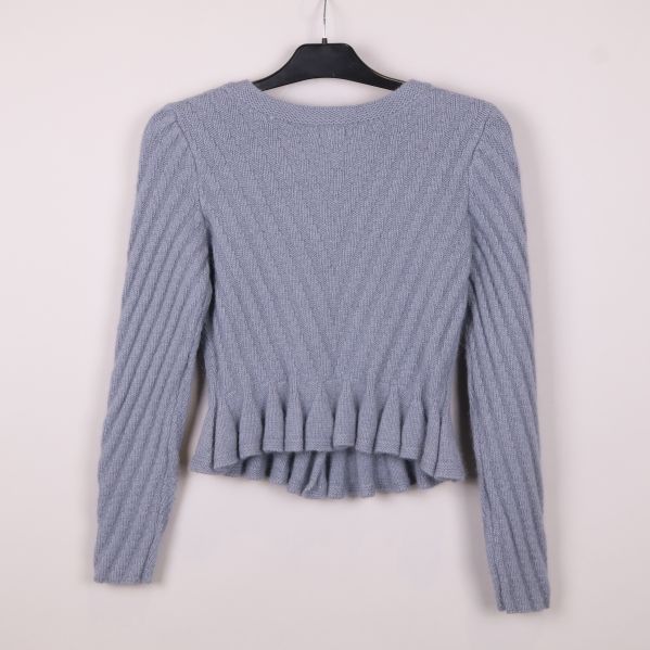Baksida av grå ribbstickad cardigan 