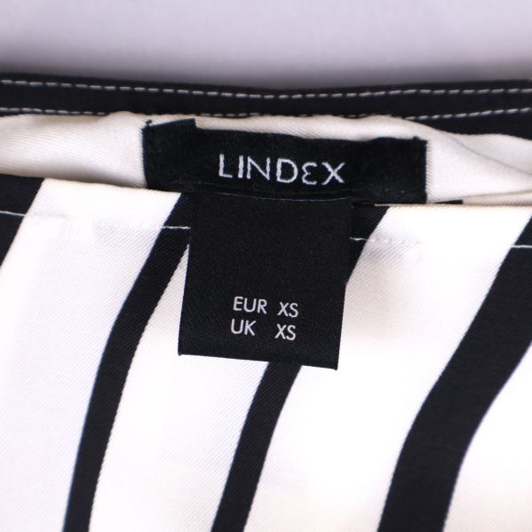 Närbild på etikett med Lindex och storlek information