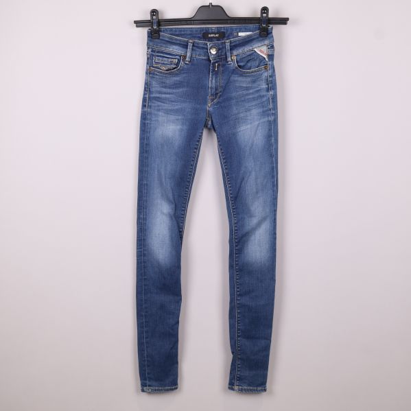 Framsida av blå slim fit jeans
