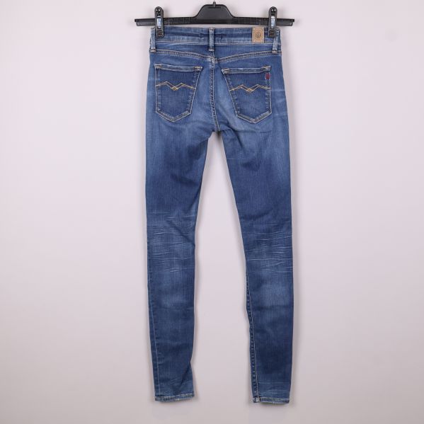 Baksida av blå slim fit jeans