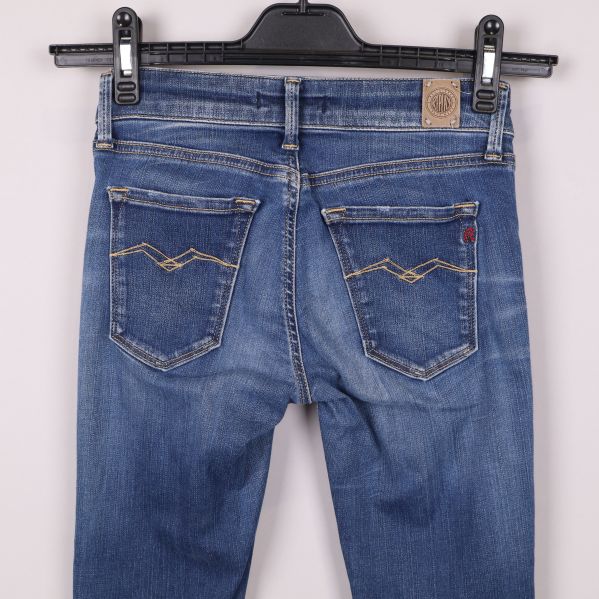 Närbild på jeans bakfickor och sömmar