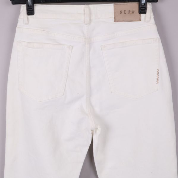 Jeans bakfickor med etikett synlig