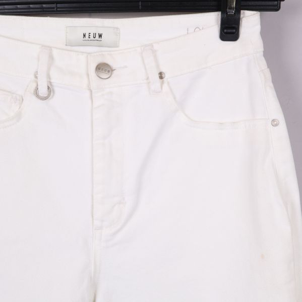 Närbild av jeans midja med knapp och bälteshällor