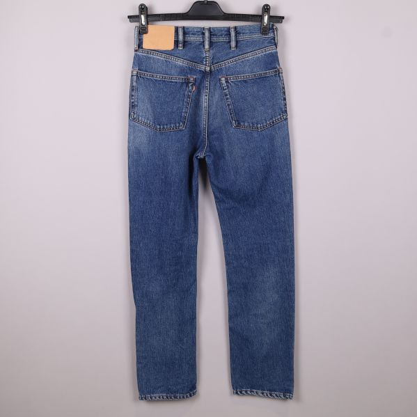 Blå jeans bakifrån med fickor