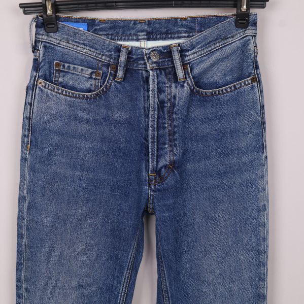 Närbild av jeans framfickor