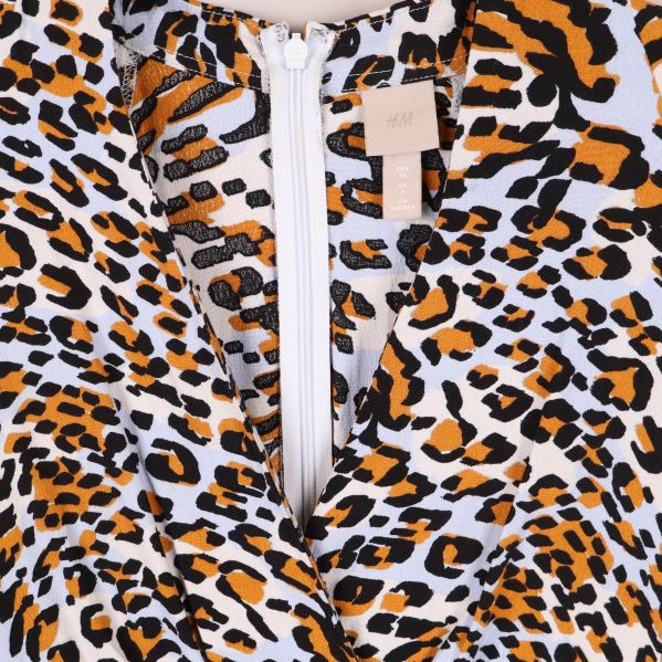Närbild av leopardmönster och dragkedja