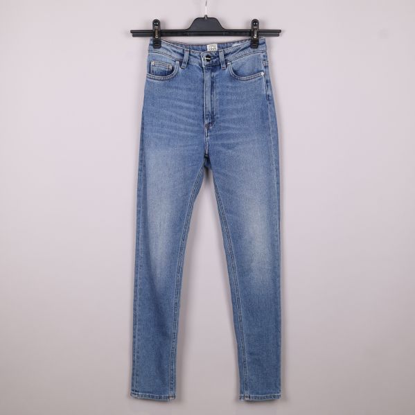 Framsidan av blå jeans 