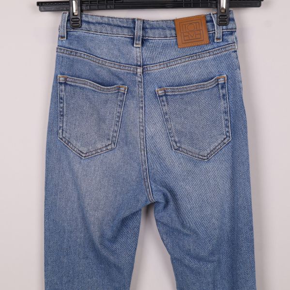 Närbild på jeansens bakfickor och logga