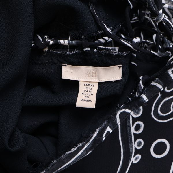 Etikett med H&M och storlek
