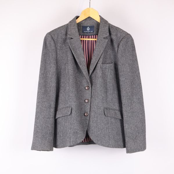 Grå blazer framifrån med tre knappar
