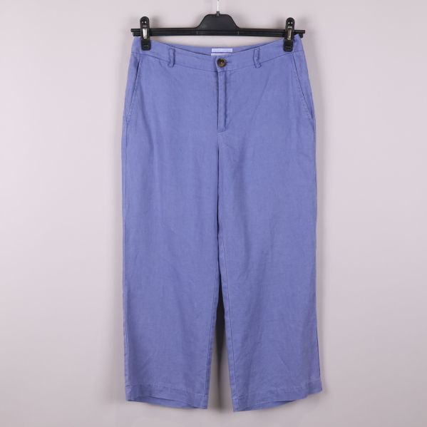 Blå linneshorts med knapp och fickdetaljer framifrån
