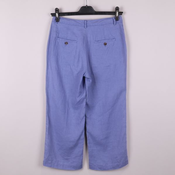 Baksida av blå linneshorts med fickdetaljer