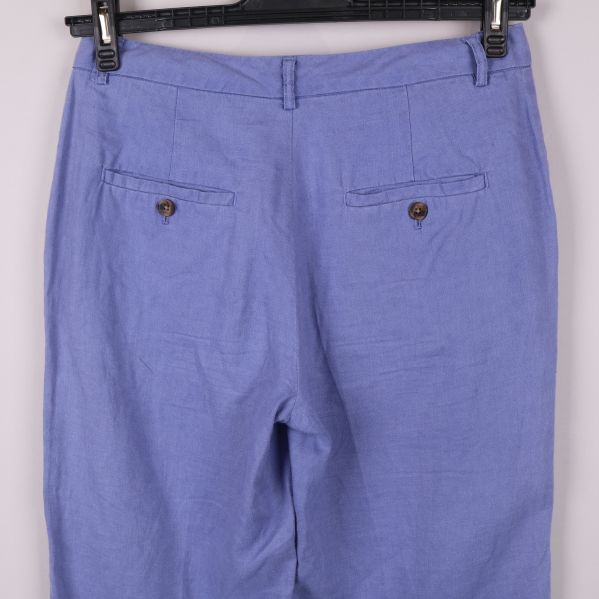 Närbild på baksidan av linneshorts med fickor