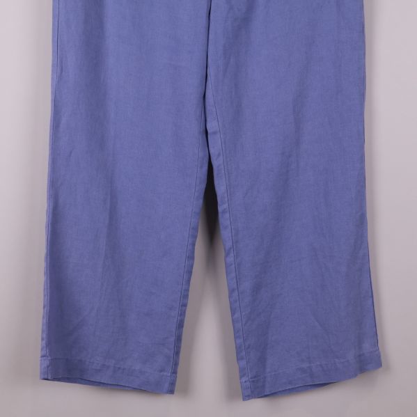Närbild på blå linneshorts nedre del