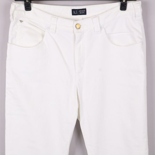 Vita jeans närbild på midja