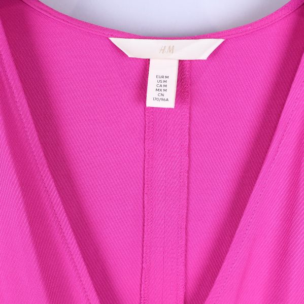 Närbild på etiketten H&M