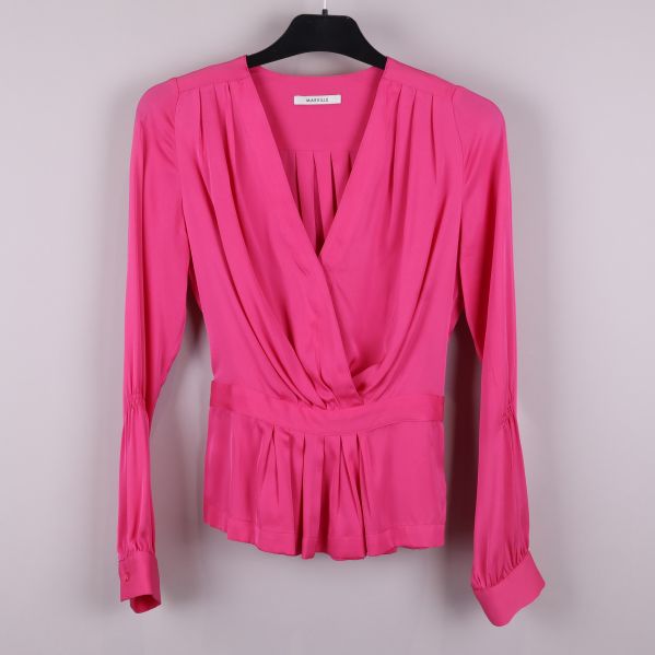 Rosa blus med draperad front sedd framifrån