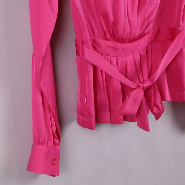 Rosa blus med knytband i midjan