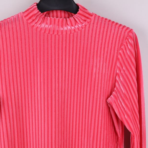 Närbild av rosa randig tröjas halsringning